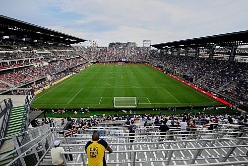Häufig bleiben viele Plätze auf den Tribünen leer. - © Nick Wass/AP/dpa