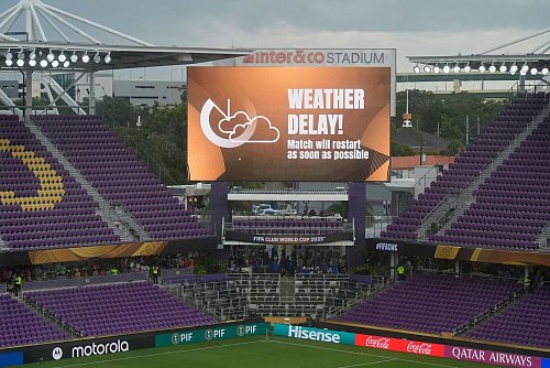 Schon mehrmals kam es bei der Club-WM zu wetterbedingten Verzögerungen. - © John Raoux/AP/dpa