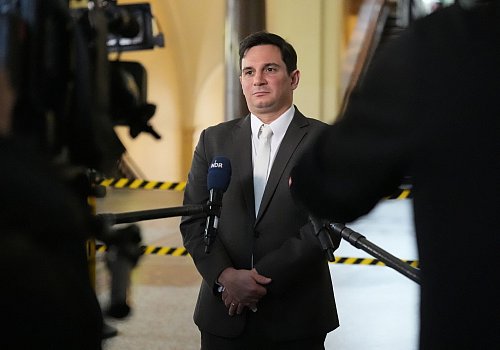 Nebenklage-Vertreter Philip von der Meden gibt am Rande des Prozesses ein Statement. - © Marcus Brandt/dpa