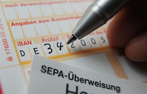 Die Banken müssen die EU-Vorgaben im Oktober umsetzen. (Symbolbild) - © Angelika Warmuth/dpa