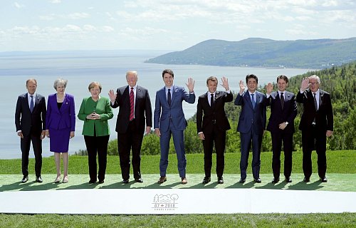 Erst winkte er noch freundlich für Familienbild - dann ließ Trump 2018 am Ende den G7-Gipfel scheitern, indem er seine Zustimmung zur Abschlusserklärung zurückzog. (Archivbild) - © Michael Kappeler/dpa