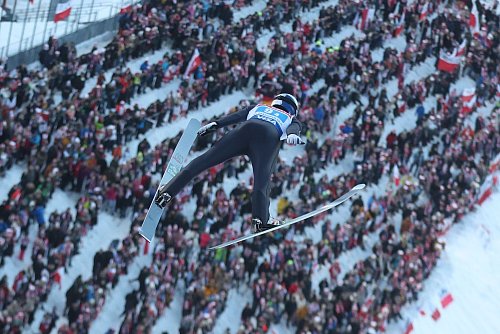 Hat Probleme im Sprung: Olympiasieger Wellinger. - © Grzegorz Momot/PAP/dpa