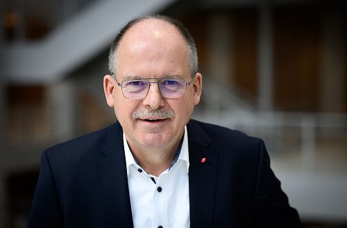 Stefan Körzell von der DGB-Spitze hält es für realistisch, 95 Prozent der Beschäftigten zu entlaste. - © Bernd von Jutrczenka/dpa