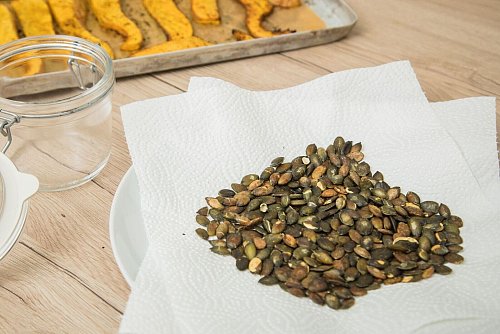 Selbstgemachte Kürbiskerne sind ein knackiges Topping für Salate und Suppen: Die Reste vom Halloween-Kürbis werden so sinnvoll verwertet. - © Christin Klose/dpa-tmn