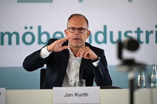 Möbelindustrie-Vertreter Jan Kurth stellte ernüchternde Zahlen vor. Künftig soll es aber bergauf gehen, so seine Hoffnung. - © Wolf von Dewitz/dpa