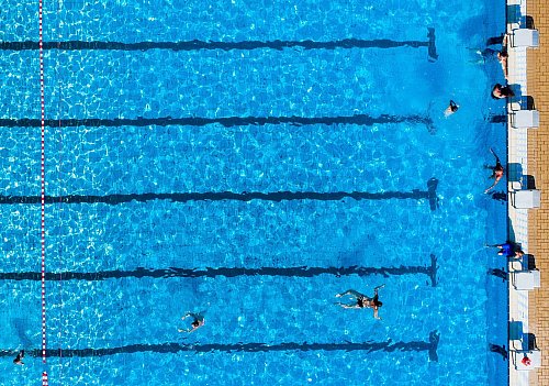 Sommerferien, aber kein ausgesprochenes Freibadwetter. (Symbolbild) - © Christoph Reichwein/dpa