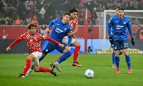 Die TSG 1899 Hoffenheim (blau) hatte Glück, gegen den FSV Mainz 05 (rot) nach der ersten Hälfte nicht höher in Rückstand gelegen zu haben. - © Torsten Silz/dpa