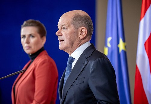 «To whom it may concern» - Olaf Scholz steht an der Seite Dänemarks. - © Michael Kappeler/dpa