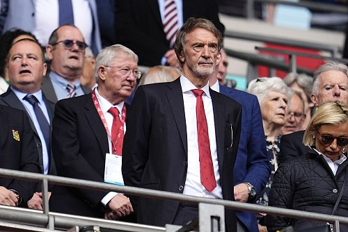Co-Inhaber Ratcliffe (vorne M) sprach dem Trainer vorerst eine Art Jobgarantie aus. (Archivbild) - © Nick Potts/PA Wire/dpa