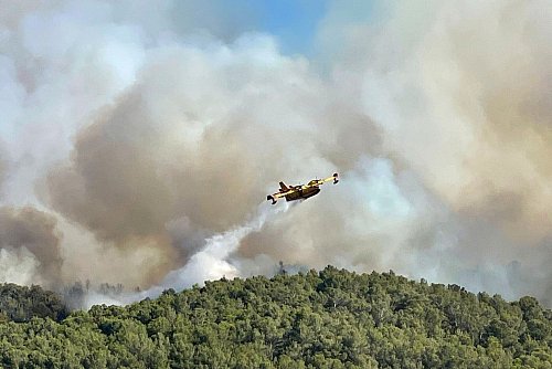 Die Löscharbeiten aus der Luft wurden am Morgen wieder aufgenommen. - © Uncredited/Securite Civile/AP/dpa