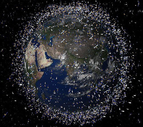 Um die Erde kreisen bereits zigtausende Satelliten aus Metall - nun soll einer aus Holz dazukommen. (Archivbild) - © ESA/dpa