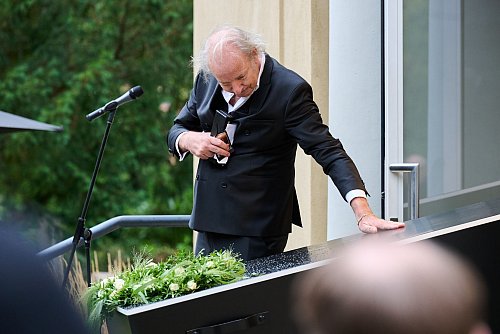 Regisseur Leander Haußmann hielt eine Rede. - © Annette Riedl/dpa