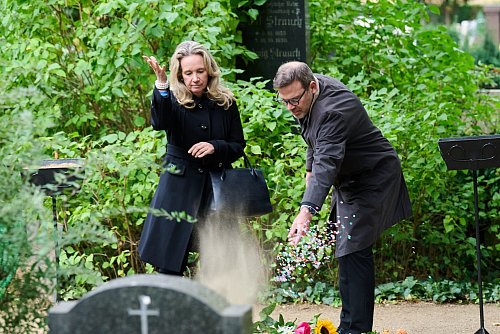 Die Beisetzung fand auf dem Dorotheenstädtischen Friedhof statt. Hier wirft Sarah Wedl-Wilson, Berliner Kultursenatorin, Konfetti. - © Annette Riedl/dpa