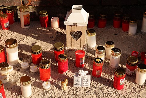 Viele Kerzen erinnern an den achtjährigen Fabian, der einem Gewaltverbrechen zum Opfer fiel. - © Bernd Wüstneck/dpa