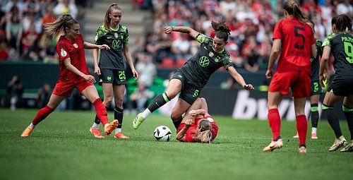 Im Pokalfinale 2024 spielt Oberdorf für die Wolfsburgerinnen gegen ihren neuen Arbeitgeber FC Bayern ganz groß auf. - © Fabian Strauch/dpa