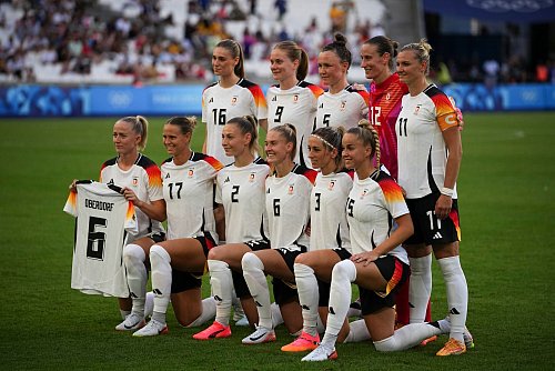 Oberdorfs Mitspielerinnen schicken aus Frankreich olympische Grüße. - © Daniel Cole/AP/dpa