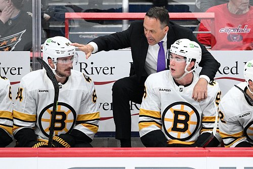 Marco Sturm (M) feierte mit Boston seinen ersten Sieg als NHL-Cheftrainer. - © Nick Wass/FR67404 AP/AP/dpa