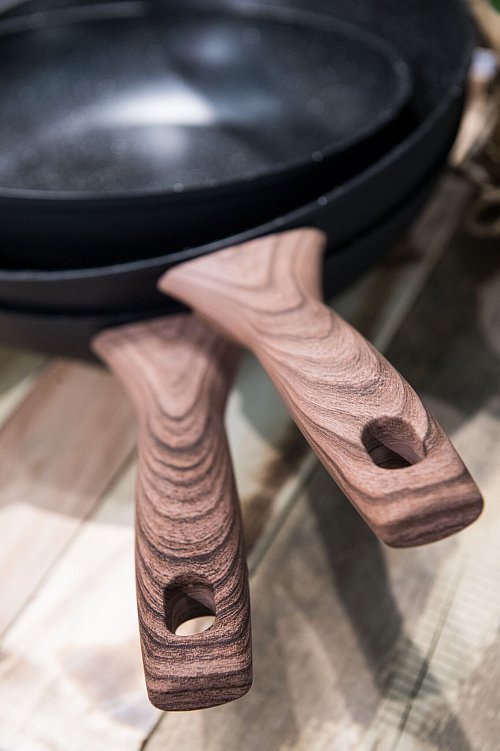 Materialschonend: Ist der Griff der Pfanne etwa aus Holz, spült man lieber mit der Hand. - © Franziska Gabbert/dpa-tmn