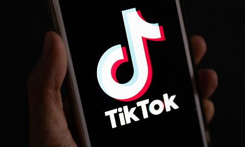 Trump betont, dass viele Leute in den USA TikTok mögen. - © Monika Skolimowska/dpa