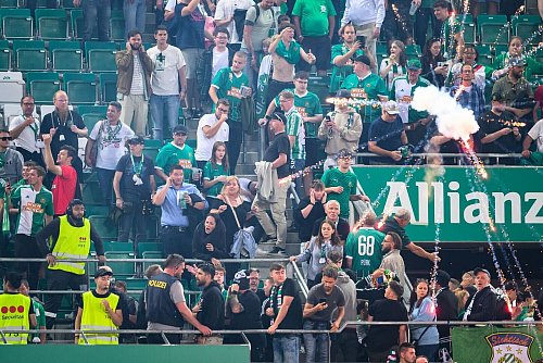 Viele Fans warfen Feuerwerkskörper. - © Max Slovencik/APA/dpa