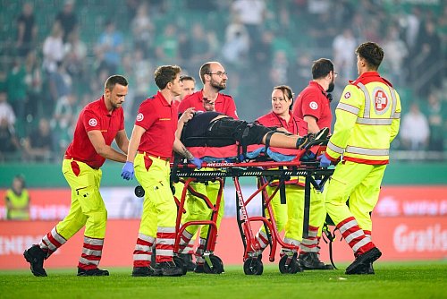 Beim Wien-Derby wurde mindestens eine Person verletzt. - © Max Slovencik/APA/dpa