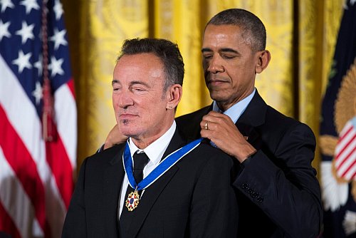 Der damalige US-Präsident Barack Obama hatte Springsteen die Freiheitsmedaille verliehen. - © Shawn Thew/epa/dpa