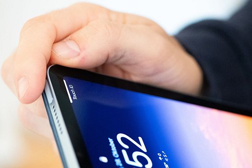 TouchID statt FaceID: Im Gegensatz zu den großen iPad Pro und den iPhones gibt es hier den Fingerabdrucksensor. Er steckt im Ein- und Ausschaltknopf. - © Franziska Gabbert/dpa-tmn