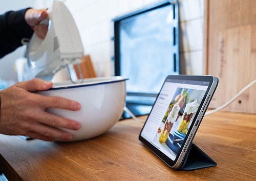 Kleiner Küchenhelfer? So ein iPad mini kann auch für Kuchenrezepte genutzt werden. - © Franziska Gabbert/dpa-tmn