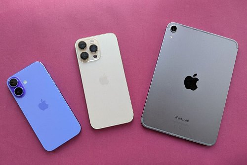 Das neue iPad mini im Vergleich zum iPhone 16 (l) und iPhone 16 Pro Max. - © Christoph Dernbach/dpa-tmn