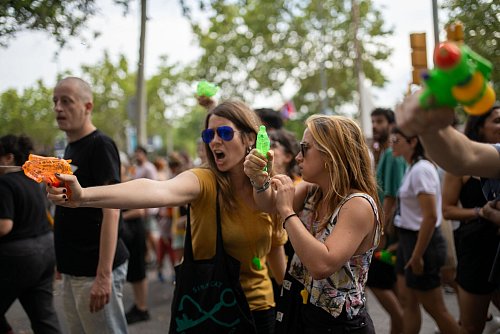 Katalonien ist vor den Balearen die meistbesuchte Region Spaniens, trotz Protesten wie hier in Barcelona. (Archivbild) - © Lorena Sopêna/EUROPA PRESS/dpa
