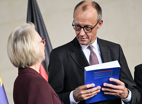 Kanzler Merz ist nicht zufrieden mit der Wirtschaftslage. - © Britta Pedersen/dpa