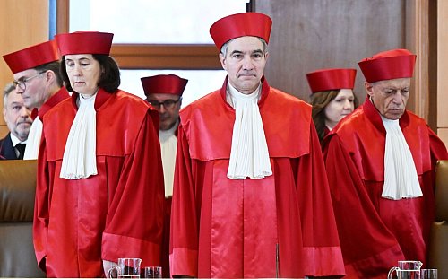 Gerichtspräsident Harbarth verkündete das Urteil. - © Uli Deck/dpa