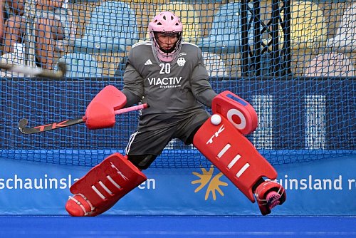 Julia Sonntag konnte einen Siebenmeter abwehren. - © Federico Gambarini/dpa