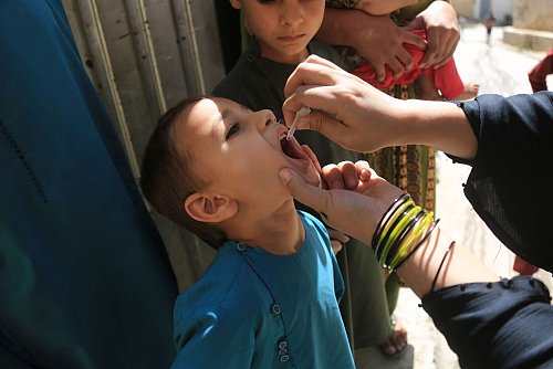 Die Schluckimpfung, wie sie etwa in Afghanistan gegeben wird, schützt gut vor Ansteckung und damit vor einer großflächigen Weitergabe. (Archivbild) - © Saifurahman Safi/Xinhua/dpa