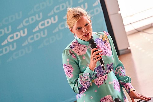 Julia Klöckner zeichnet sich nach Meinung von Harald Schmidt durch das größte Modebewusstsein im Bundestag aus (Archivbild). - © Sascha Ditscher/dpa