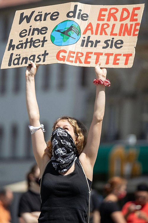 Gemeinsam mit anderen aktiv werden: Das kann helfen, einen Umgang mit der eigenen Klimaangst zu finden und etwas gegen den Wandel zu tun. - © Michael Reichel/dpa-Zentralbild/dpa-tmn