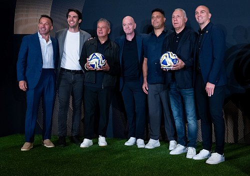 FIFA-Präsident Ginnani Infantino (M) im Trump Tower mit Spielerlegenden wie dem Brasilianer Ronaldo (rechts neben ihm). - © Sven Hoppe/dpa