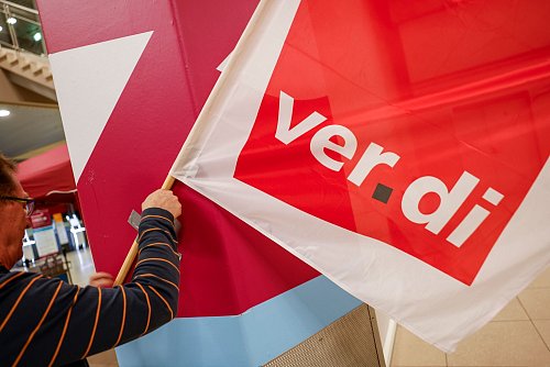 Die Streikwelle in den laufenden Tarifverhandlungen für den öffentlichen Dienst hat erstmals die Flughäfen Köln und Düsseldorf in Nordrhein-Westfalen getroffen. - © Thomas Banneyer/dpa