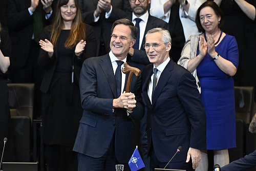 Der Machtwechsel von Stoltenberg zu Rutte findet in einer Zeit vieler Krisen statt. - © Eric Lalmand/Belga/dpa