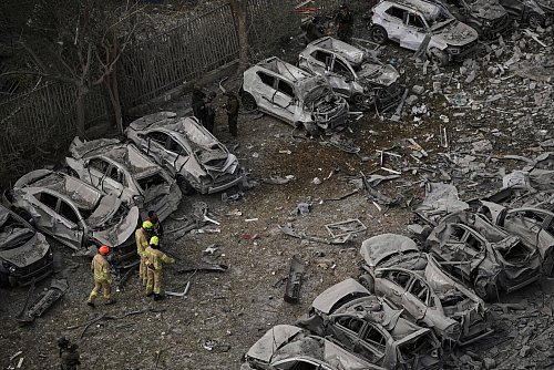 Kurz vor Beginn der Waffenruhe griff der Iran noch einmal massiv in Israel an. Vier Menschen starben und es gab heftige Schäden. - © Leo Correa/AP/dpa