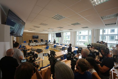 Die Öffentlichkeit durfte zunächst nur zu Beginn der Verhandlung in den Raum. - © Thomas Frey/dpa