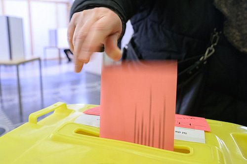 Manche haben schon gewählt, doch viele wissen noch nicht, wo sie am Sonntag ihr Kreuz machen werden. (Symbolbild) - © Julian Stratenschulte/dpa
