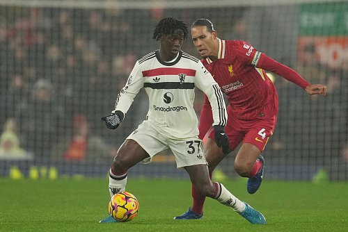 Der FC Liverpool mit Kapitän Virgil van Dijk (r) tat sich gegen Manchester United schwer. - © Jon Super/AP/dpa