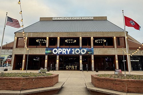 Das Grand Ole Opry House bei Nashville zählt zu den wichtigen amerikanischen Musikbühnen - der Name des Hauses leitet sich von der gleichnamigen Musiksendung ab, die 2025 100-jähriges Bestehen feiert. - © Verena Wolff/dpa-tmn