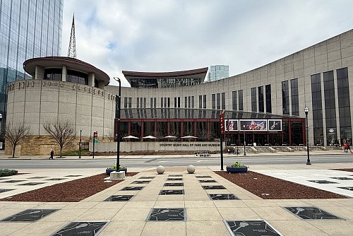 Ein Muss für Musikfans: Die Country Music Hall of Fame in Nashville ist ein riesiges Museum. - © Verena Wolff/dpa-tmn