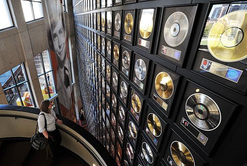 Gold und Platin, wohin das Auge blickt: Schallplattenauszeichnungen in der Country Music Hall of Fame. - © Raphael Tenschert/Tennessee Tourism/dpa-tmn