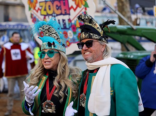 Die «Geissens» fahren erstmals im Kölner Rosenmontagszug mit. - © Oliver Berg/dpa
