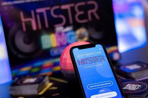 Für das interaktive Musik-Kartenspiel «Hitster» braucht man eine App und Spotify. - © Rolf Vennenbernd/dpa