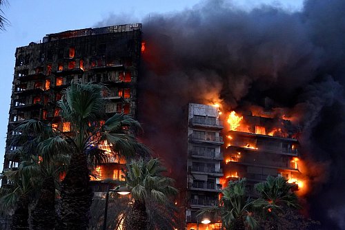Nach Angaben des Rettungsdienstes brach das Feuer in einer Wohnung im vierten Stock aus. Dann griff es schnell auf die gesamte Anlage über. - © Eduardo Manzana/EUROPA PRESS/dpa
