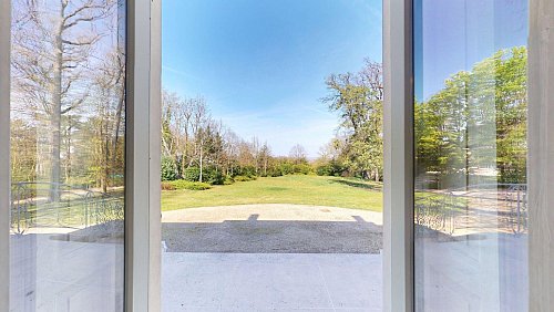 Blick vom Empfangsbereich des Hauptgebäudes auf den weiträumigen Park des Anwesens von Karl Lagerfeld. - © Mediacorp/dpa